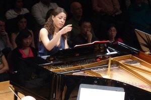 セリメーヌ・ドーデ教授によるピアノ指導の様子