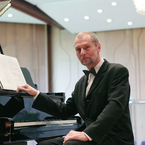 音楽教室AIMSでニュルンベルク音楽大学ゴットフリート・ルエル教授によるピアノオンラインレッスン風景